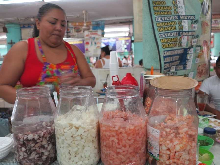 Paní na trhu připravující ceviche