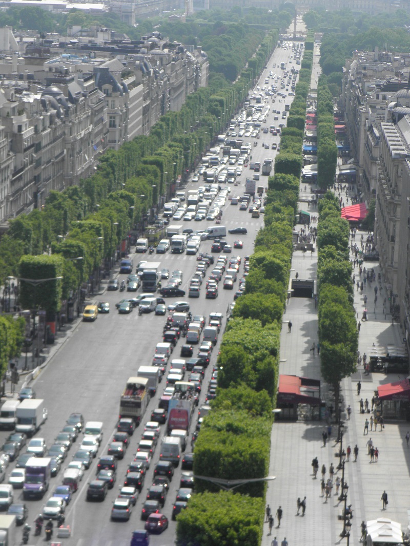 Pohľad z Víťazného oblúka na Champs d Elysées
