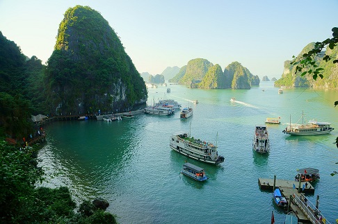 Výlet s přespáním na lodi v zátoce Halong Bay